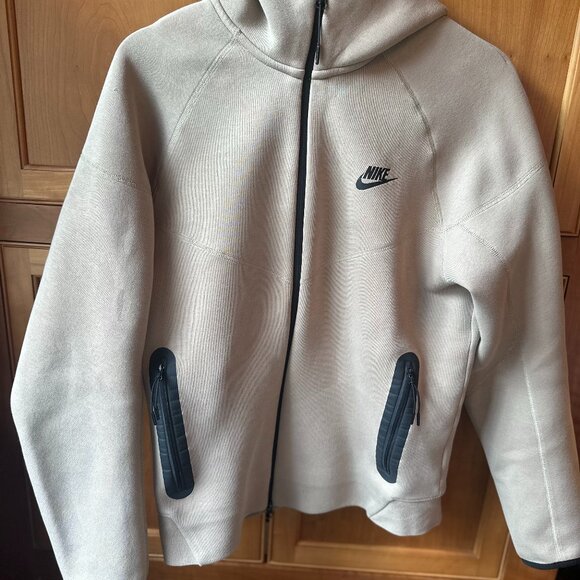 NIKE Tech Sweatshirt - Picture 1 of 3